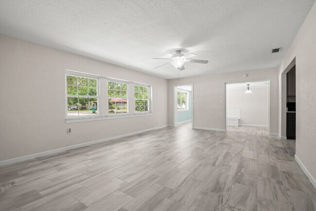 Foto del edificio - 693 Orange Blossom Dr