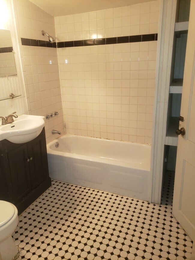 Building Photo - 508 S 14th St