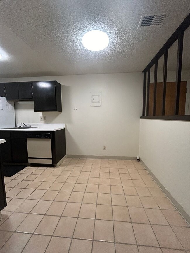 Building Photo - Charming 1 Bedroom Garden-Level Apartment ...