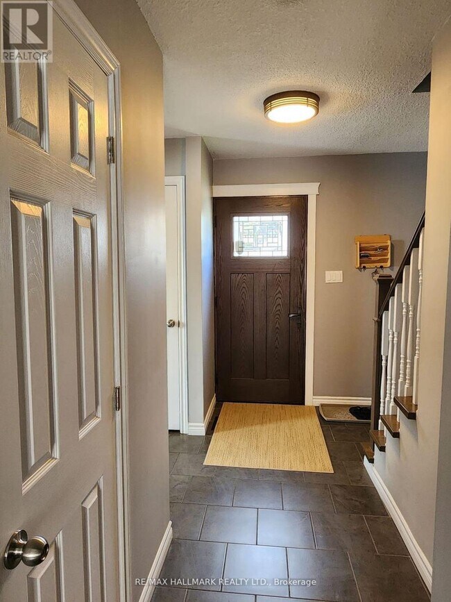 Building Photo - 587 Bon Echo Dr