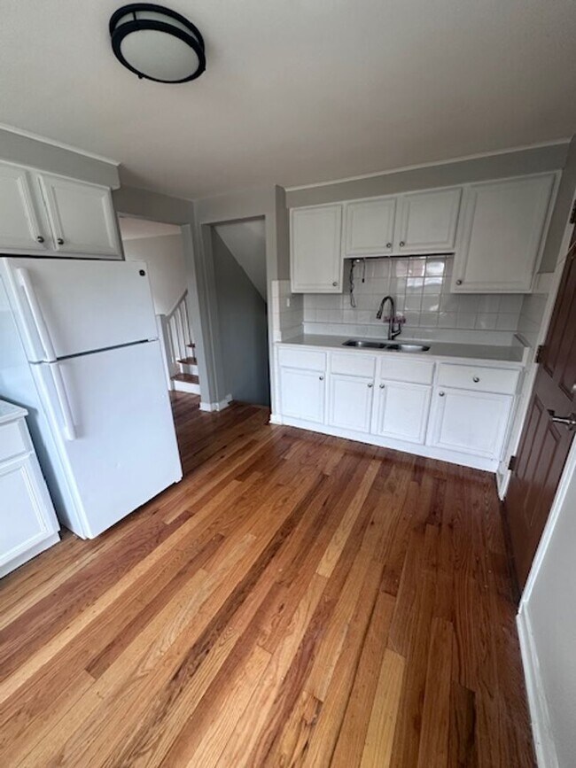 Foto del edificio - Midway 3 bedroom 2 bathroom House
