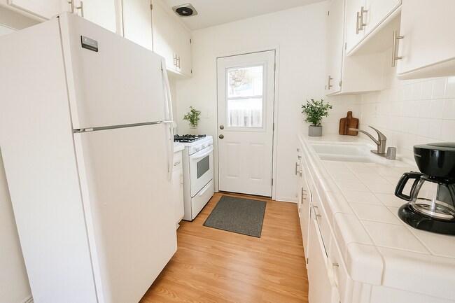 Foto del edificio - 1830 N La Brea Ave