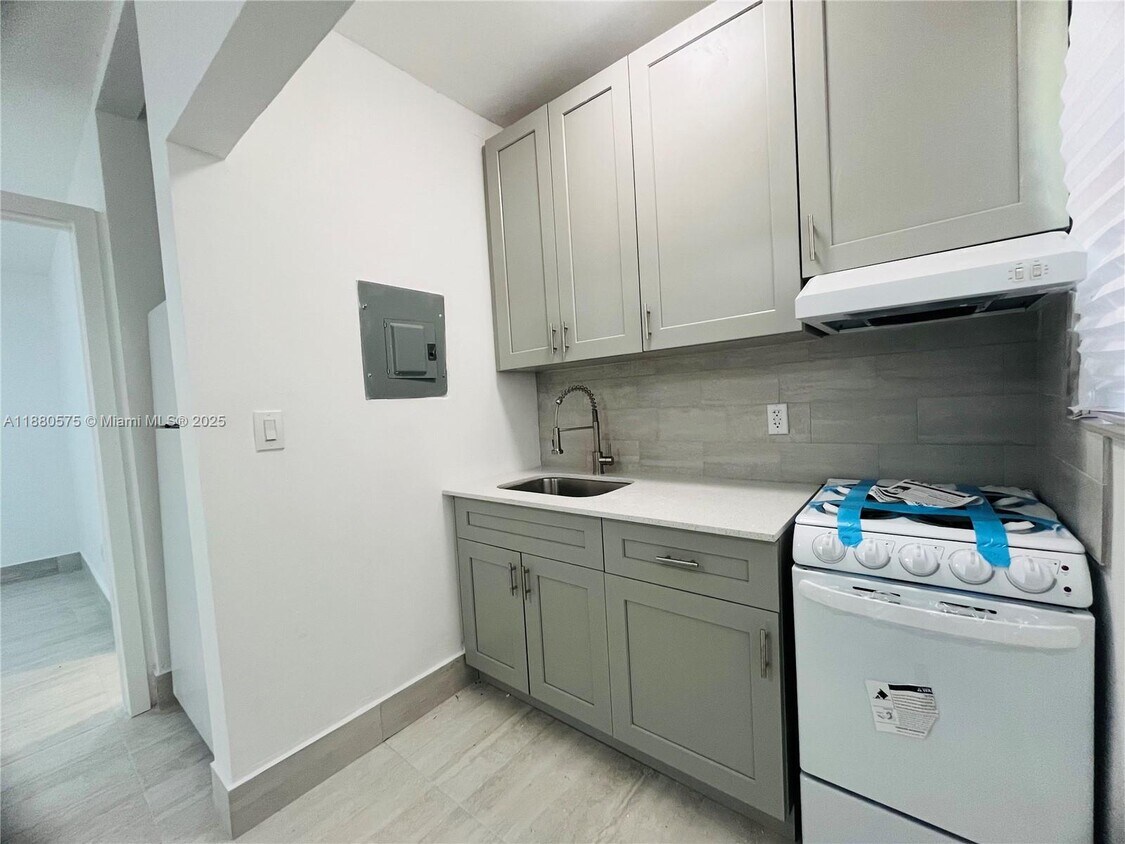 Foto principal - 13390 NE 6th Ave