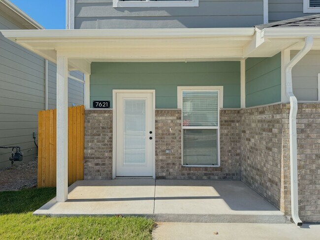 Building Photo - Comfort & Convenience!