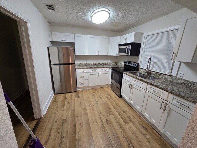 Foto del edificio - 1347 W 26th St