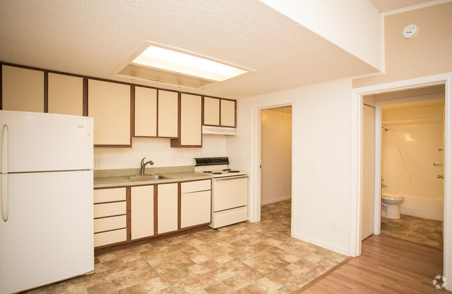 1BR, 1BA - 576 SF - The Village at Holly Park