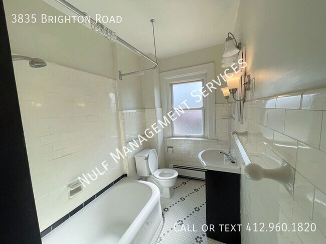 Building Photo - 2 Bed, 1 Bath unit in Brighton Heights