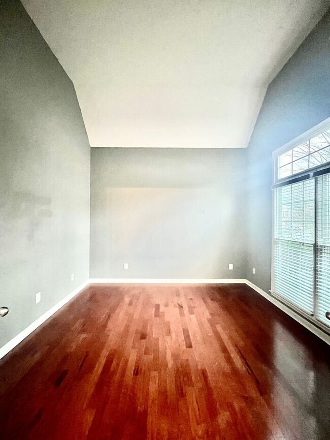 Building Photo - 1057 Middlebrooke Dr