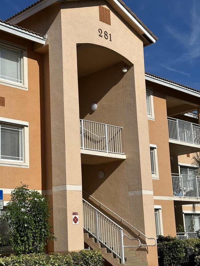 Building Photo - 281 SW Palm Dr