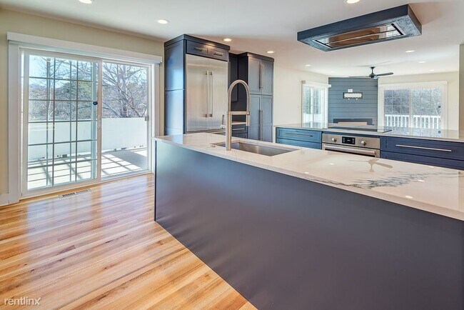 Building Photo - 4 br, 3.5 bath House - 119 Lakeshore Drive