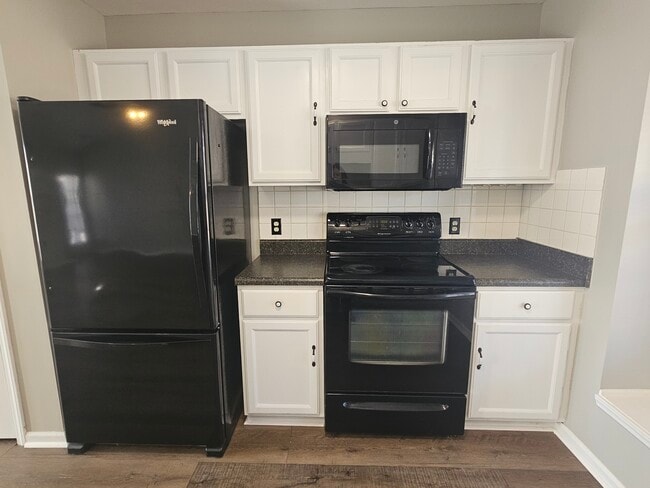 Building Photo - 210 Hepworth Way