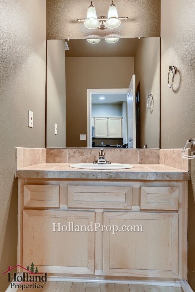 Building Photo - Stylish Townhome Near MAX, Nike & Costco in Prime Beaverton Location