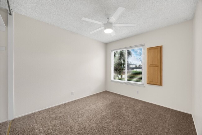 Building Photo - Newly updated 3 bed / 1.5 bath townhome in the desirable Sherwood Village