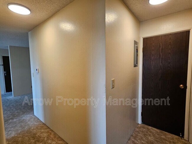 Foto del edificio - 1300 E H St