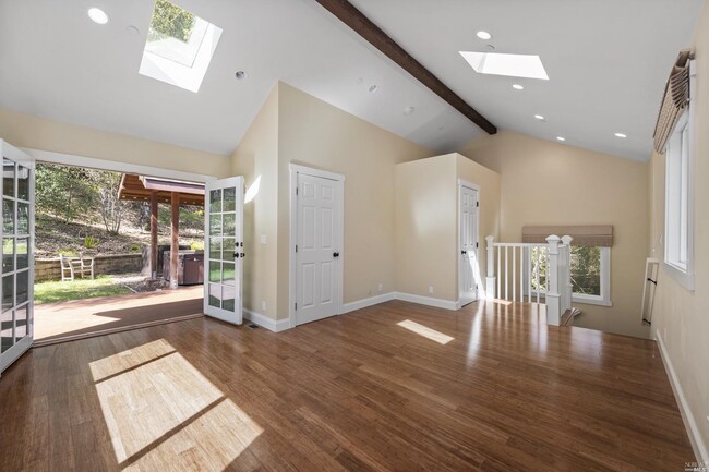 Building Photo - 312 Redwood Dr