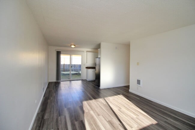 Building Photo - 6213-6217 SE Fern Ave