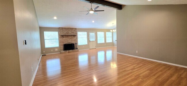 Building Photo - 3038 Shawnee Dr