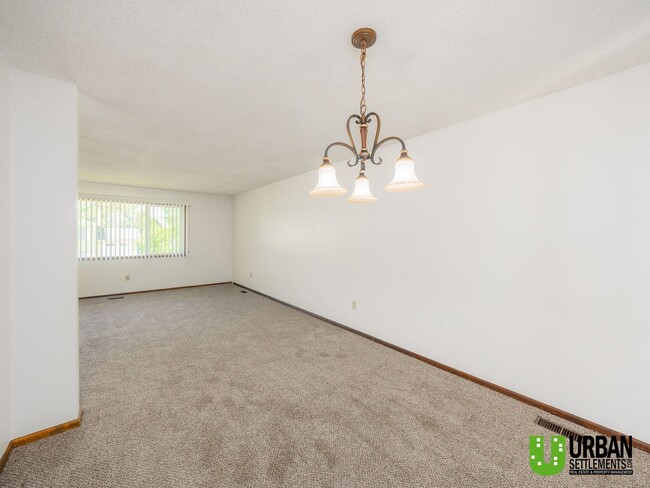 Building Photo - Spacious 3 bedrooms and 2 bathrooms Duplex...