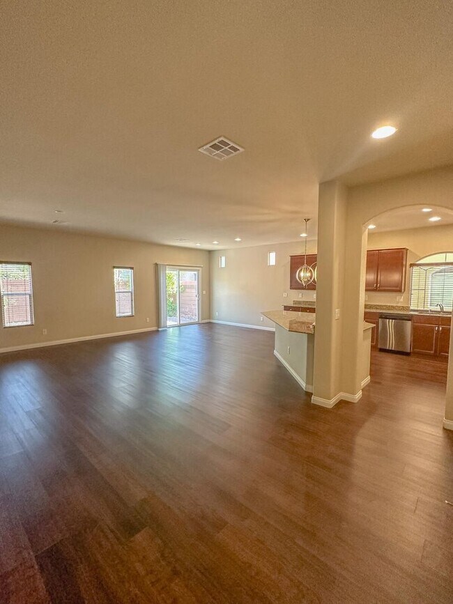 Foto del edificio - LUXURIOUS SPACIOUS HOME WITH MODERN UPGRAD...