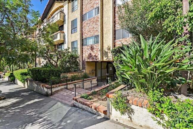 Foto del edificio - 1735 N Fuller Ave