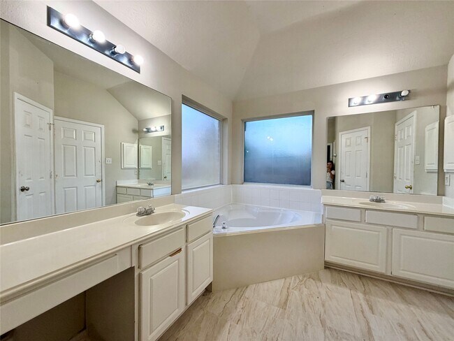 Building Photo - 6827 Autumn Thistle Dr
