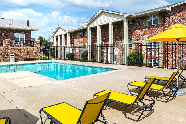 Pool - Columbia Crossing Apartments