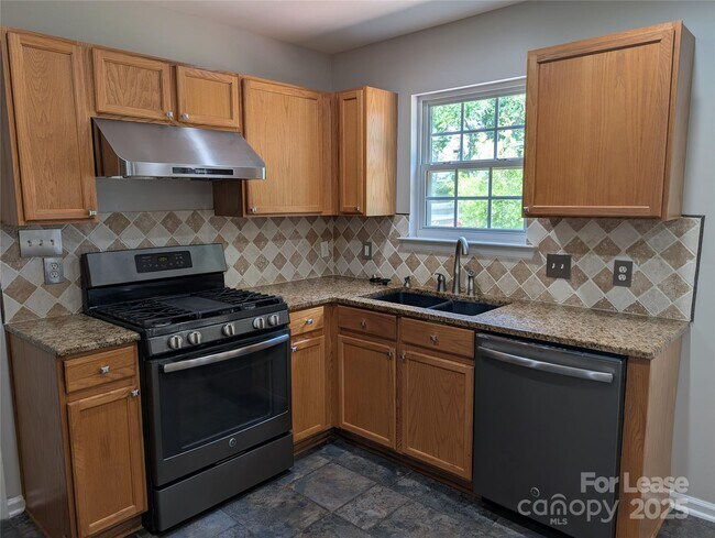 Foto del edificio - 9935 Redbud Tree Ct