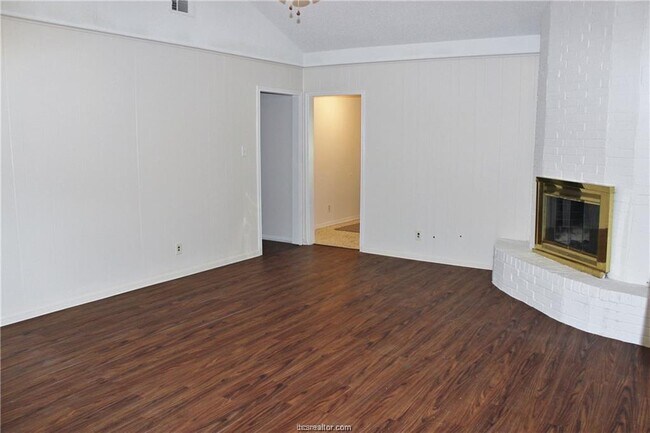 Building Photo - 218 Redmond Dr