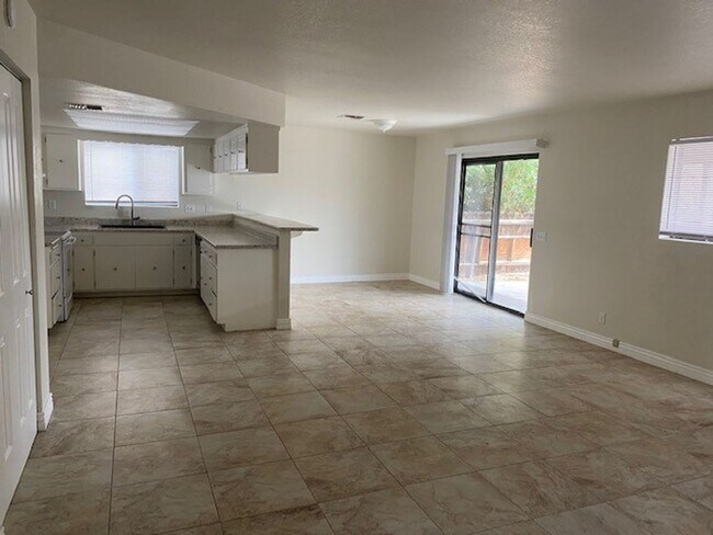 Foto del edificio - 3 Bedroom Home with Fenced Yard and Garage