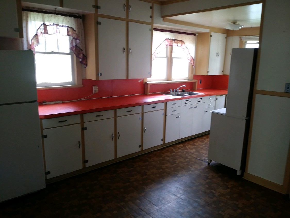 Huge eat-in kitchen - 235 Maple Ave