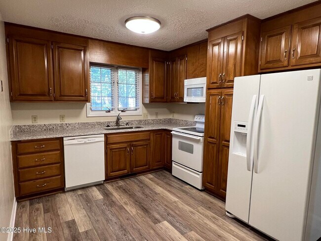 Building Photo - 261 Tall Trees Dr