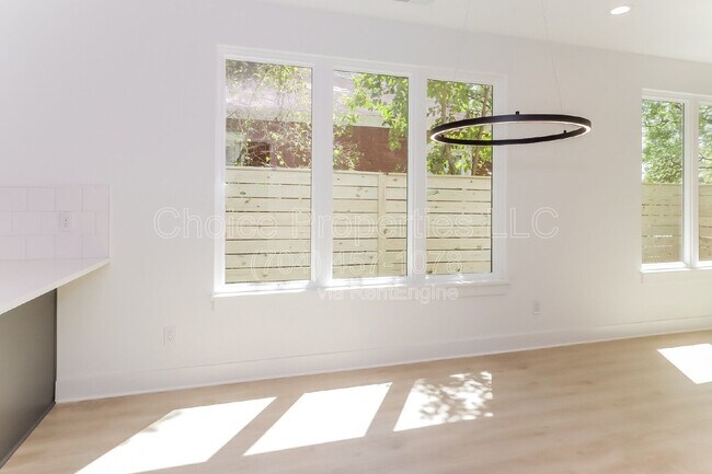 Foto del edificio - 422 Sylvania Ave