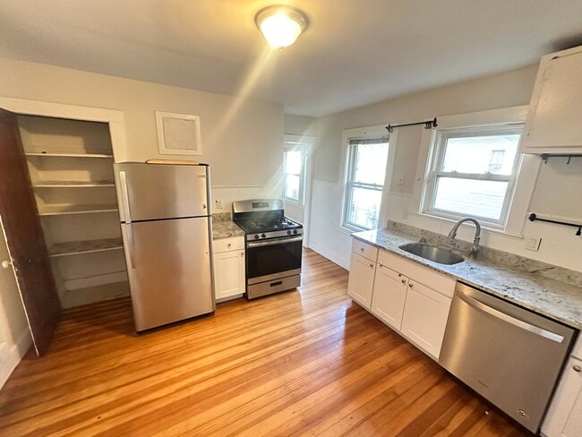 Building Photo - 48 Standish St