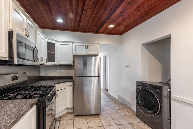 Foto del edificio - 2142 N Karlov Ave