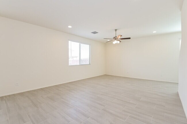 Foto del edificio - 12158 W Charismatic Dr
