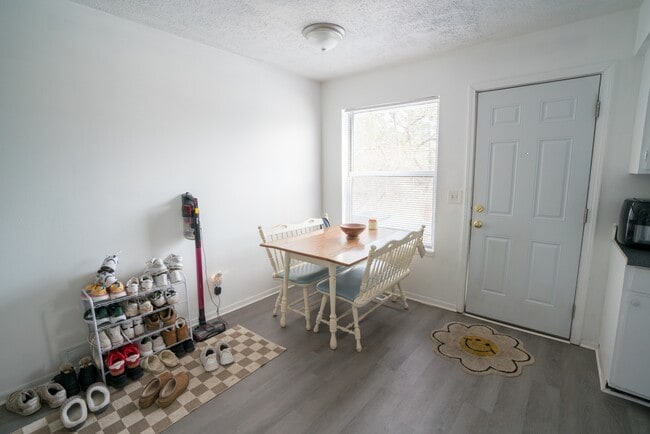 Foto del edificio - 923 Burcham Dr