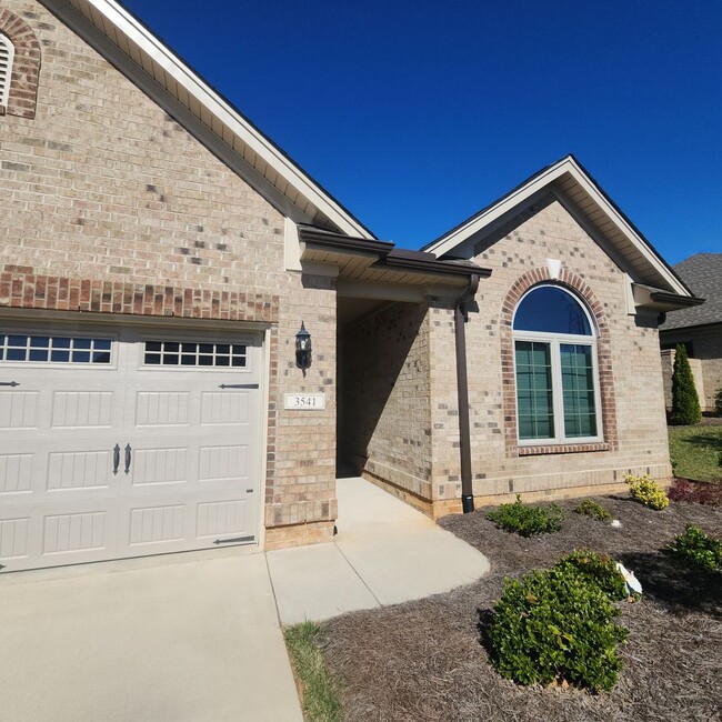 Building Photo - One Level Townhouse with a Double Garage!