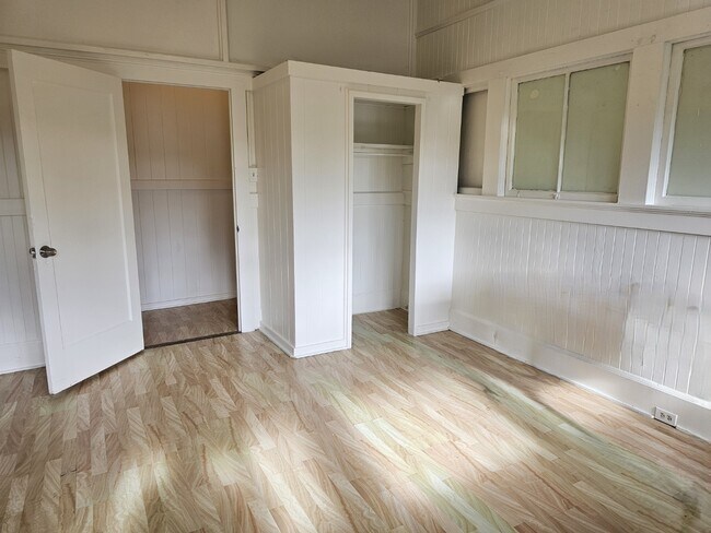 Foto del edificio - 2 Bed 1 Bath Apartment with one parking.  Tenant pay all utilities.