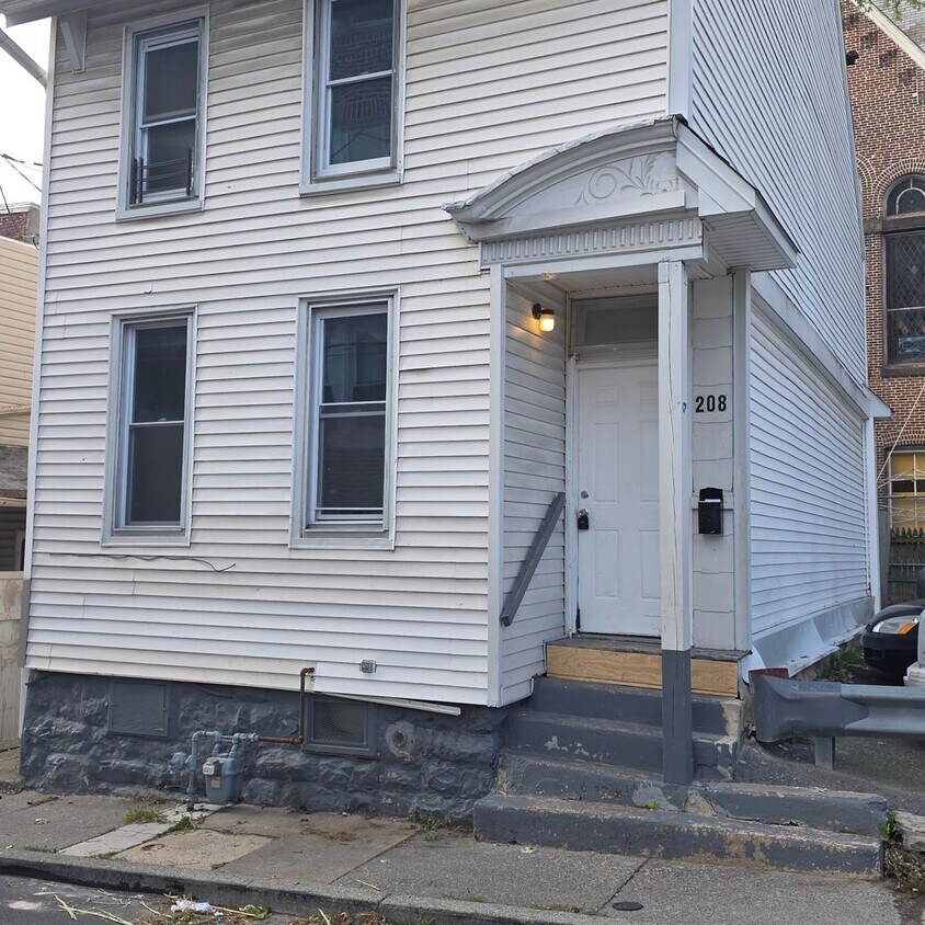Primary Photo - Renovated 3 bedroom House