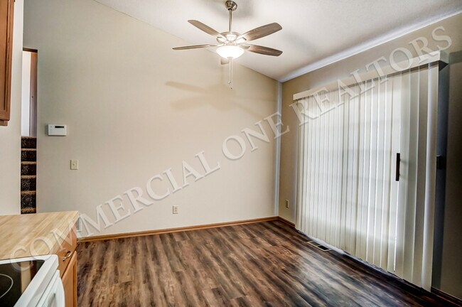 Foto del edificio - Spacious 3 Bedroom Split-Level Home in Hil...