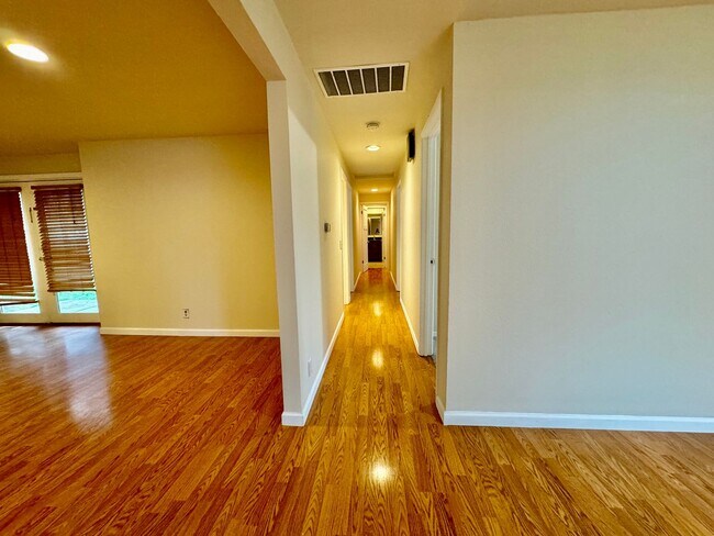 Building Photo - Charming 4Bd/2Ba Kirkland Home with Large ...