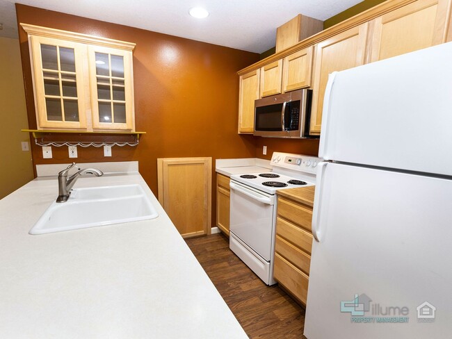 Building Photo - Bright & Spacious 2-Bedroom End Unit Townh...