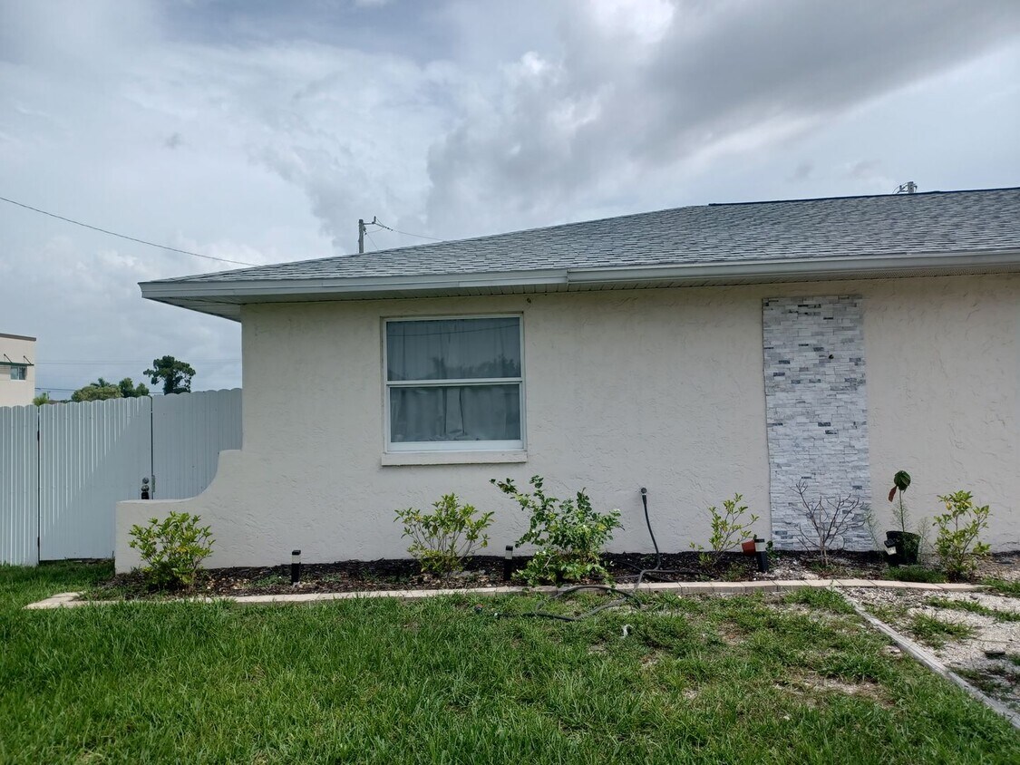Photo - 1102 - 1104 SW 15th Ter