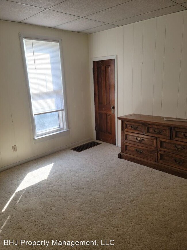 Building Photo - 2 br, 1.5 bath House - 305 E Works