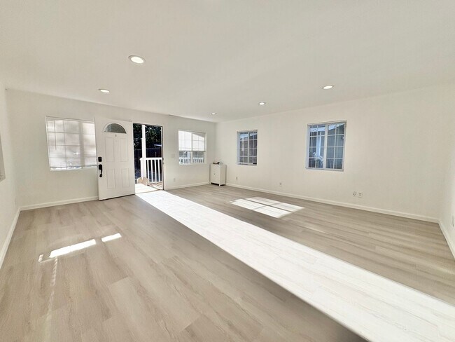 Building Photo - Beautifully Remodeled 2 Bedroom 1 Bath Hom...