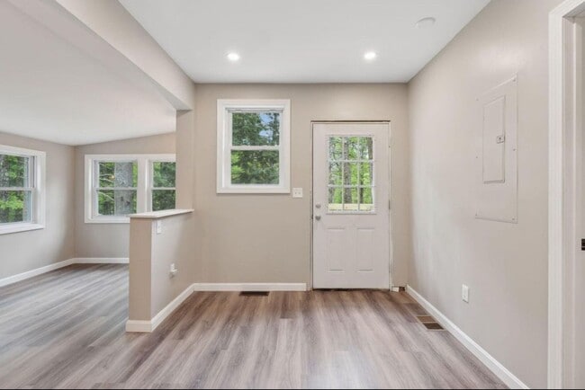 Foto del edificio - Renovated two-bedroom, one-bath apartment ...