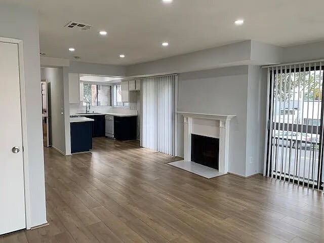 Apto. 101 - Sala de estar - 800 E Wilson Ave