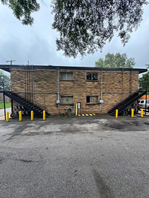 Building Photo - 139 N Claybrook St