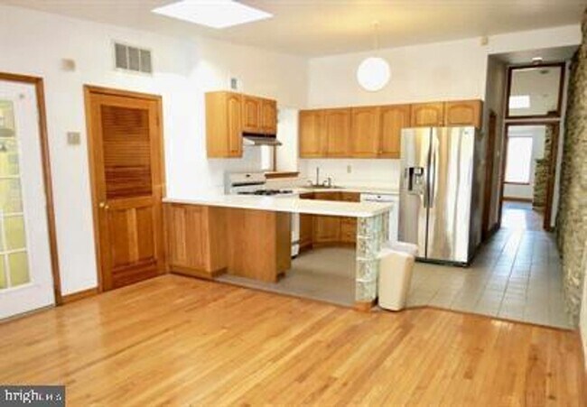 Building Photo - 7928 Ridge Ave