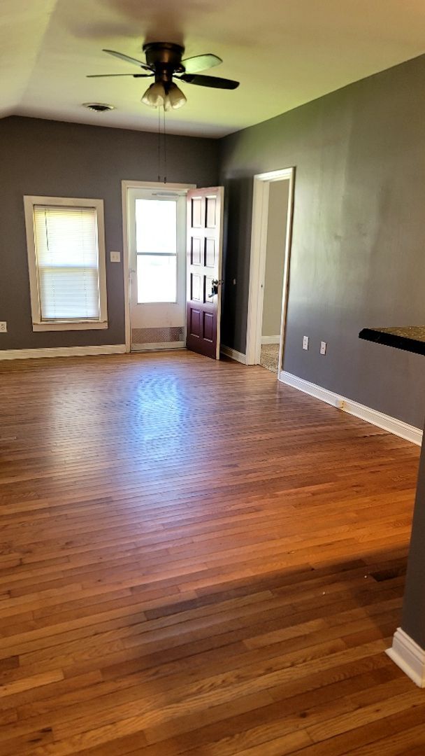 Foto del edificio - Newly listed Cottage style home with large back yard and off street parking